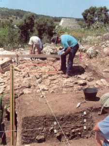 Una fase di scavo a La Chiusa (Descoeudres, Robinson 1993, p. 137)