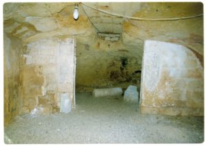 Ambiente interno della Cripta di Santa Marina prima dei lavori di restauro (foto: Luigi Marra). 
