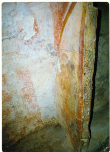 Ambiente interno della Cripta di Santa Marina. I Committenti (a destra) e l’Arcangelo Michele (foto: Luigi Marra).