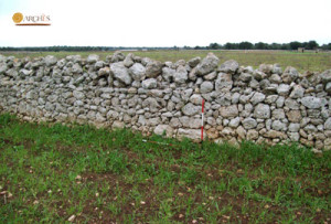 Muro con frammenti di ceramica antica nelle pietre a secco (foto Archivio Archès)