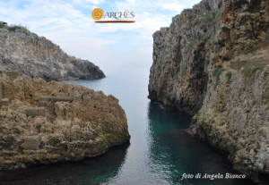 riflesso di rocce nello specchio di acqua presso il Ciolo