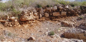 ruderi delle strutture che poggiano su uno strato di crollo