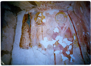 Ambiente interno della Cripta di Santa Marina. Da sinistra: Santa Caterina, Santo non identificato e San Nicola (foto: Luigi Marra).