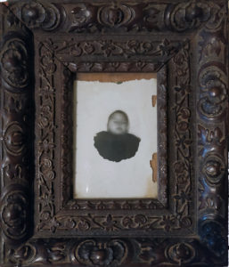 Figura 3: Anni '20. Ritratto post mortem di un neonato salentino. Collezione privata (è vietata la riproduzione e ogni utilizzo dell'immagine senza il consenso dell'autore).